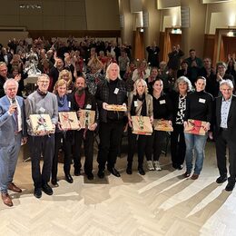 Die Ehrenamtlichen des Arbeitskreises Stadtgeschichte e.V. mit Oberbürgermeister Frank Klingebiel, Annette Schudrowitz (Geschäftsführung Bäder, Sport und Freizeit Salzgitter GmbH) und Clemens Löcke, der als Moderator durch die Veranstaltung führte.