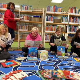 In der Stadtbibliothek wird schon eifrig nach Kinderbüchern gestöbert, aus denen am Vorlesetag am 21. November vorgelesen wird.