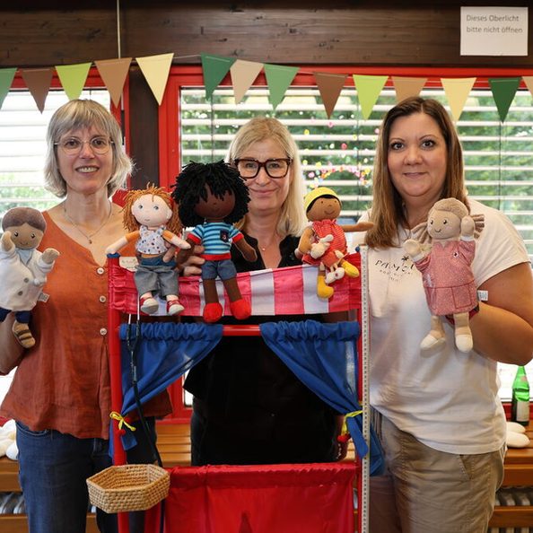 Zeigen den Kindern im Spiel mit Handpuppen, dass sie sich nicht vor einer Einschulungsuntersuchung fürchten müssen: v.l. Ursula Wolter, Ärztin, Dr. Jacqueline Bahlmann-Duwe und Janet Sajitz, Krankenschwester