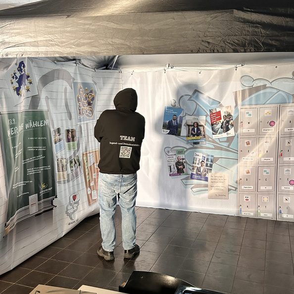 Ein Mitglied des Teams Jugend- und Demokratiebildung im Escape-Room-Pavillon.