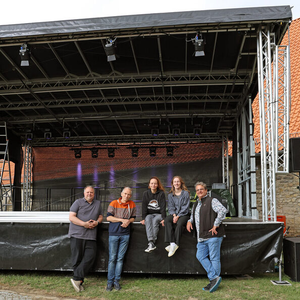 Das sind die Macherinnen und Macher, die den Kultursommer organisieren: Vor der Bühne im Mühlengarten  v.l. Fabian Piekert von der Konzertagentur Piekert sowie von der Stadt Salzgitter: Harald Baumgartner, Jamina Kniebel, Majimbi Mergner, Fachdienstleiter Hartmut Schölch