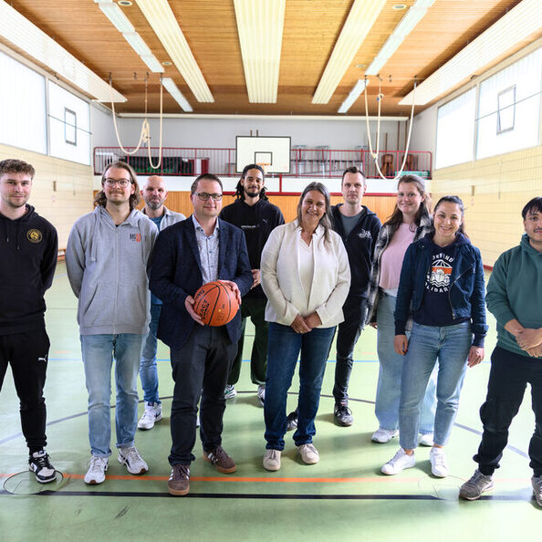 Neues, offenes Angebot für Kinder- und Jugendliche in Salzgitter: Organisatoren und Kooperationspartner feiern den Start von „BasKIDball“ in der Sporthalle der Montessori-Schule in Lebenstedt