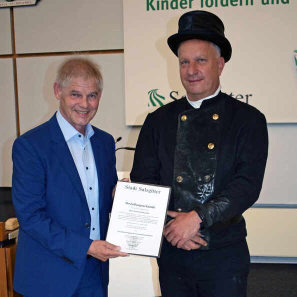 Der Schornsteinfegermeister Sascha Ordowski ist zum 1. August 2026 zum bevollmächtigten Bezirksschornsteinfeger für den Salzgitteraner Kehrbezirk „SZ-10710“ bestellt worden. Oberbürgermeister Frank Klingebiel überreichte die Bestallungsurkunde.