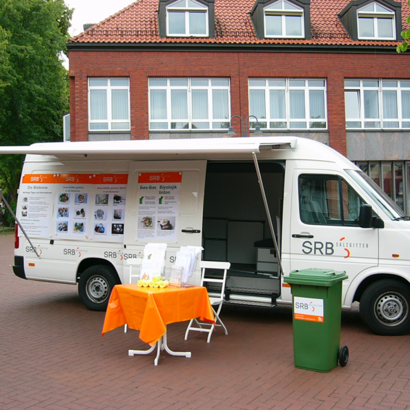 Die Abfallberatung des Städtischen Regiebetriebs (SRB) ist am Donnerstag, 2. Juli, zwischen 14 bis 17 Uhr in Lebenstedt In den Blumentriften in der Nähe des Monuments wieder mit einem Infostand vertreten.