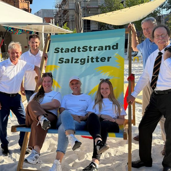 Gruppenbild mit OB Klingebiel am Stadtstrand