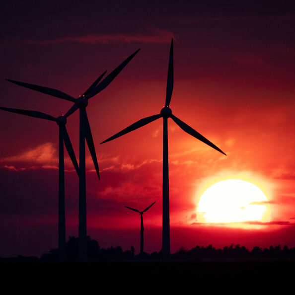 Bild einer Windernergieanlage bei Sonnenuntergang
