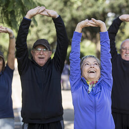 Das Bild zeigt Seniorinnen und Senioren bei einer Gymnastikübung