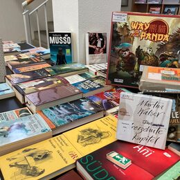 Die Bibliotheksgesellschaft Salzgitter bietet zu günstigen Preise Sach-, Kinder-, antiquarische & belletristische Bücher, DVDs, CDs, Hörbücher und Spiele für Erwachsene und Kinder an.