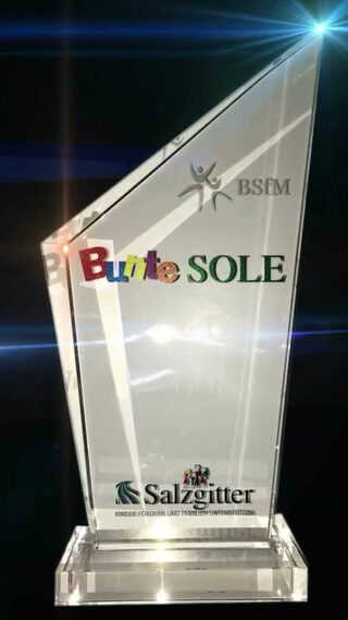Der Pokal "Bunte Sole" der bei der Preisverleihung verliehen wird.