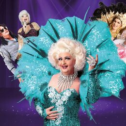 Pressefoto mit allen Akteuren des Festivals der Travestie