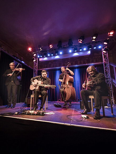 Joscho Stephan gastiert mit seiner Band in der Kniestedter Kirche.