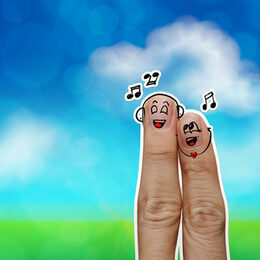 Das Bild zeigt zwei Finger auf deren Nägel zwei Gesichter gemalt sind, die singen