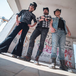 Mandowar heizen den Fans in Salzgitter ein.