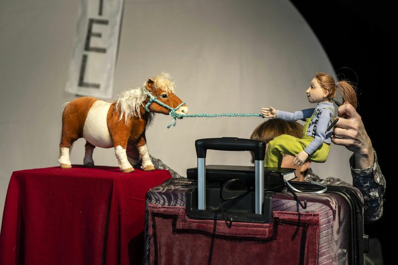 „Den Hauptgewinn bekommt man nie!“, so sagt die Tante. Aber natürlich gewinnen die Kinder das Pony doch!