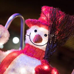 Kleiner beleuchteter Deko-Schneemann